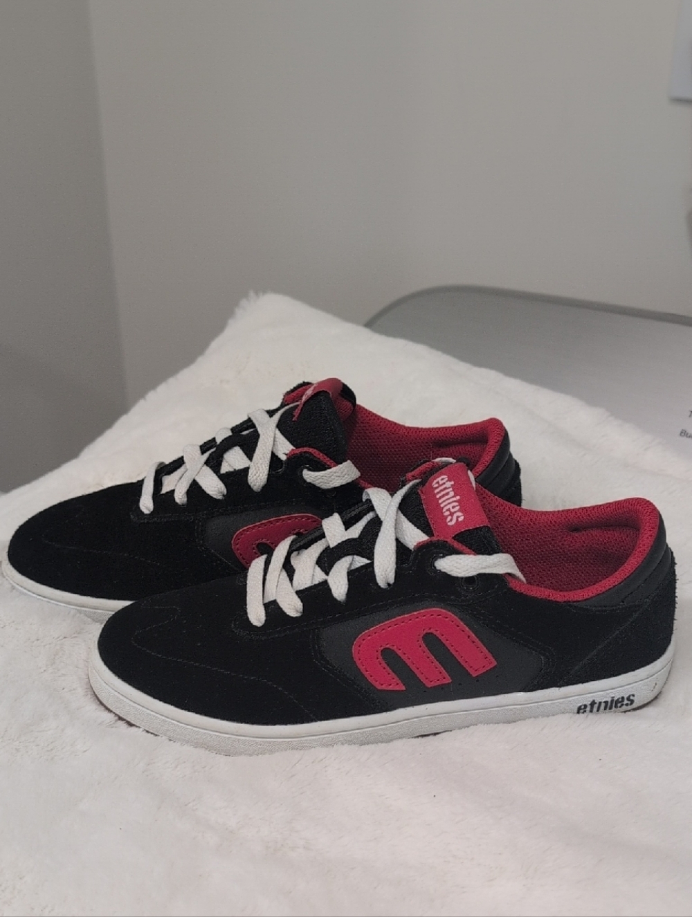 Etnies Black & Red Youth Skate Sneakers